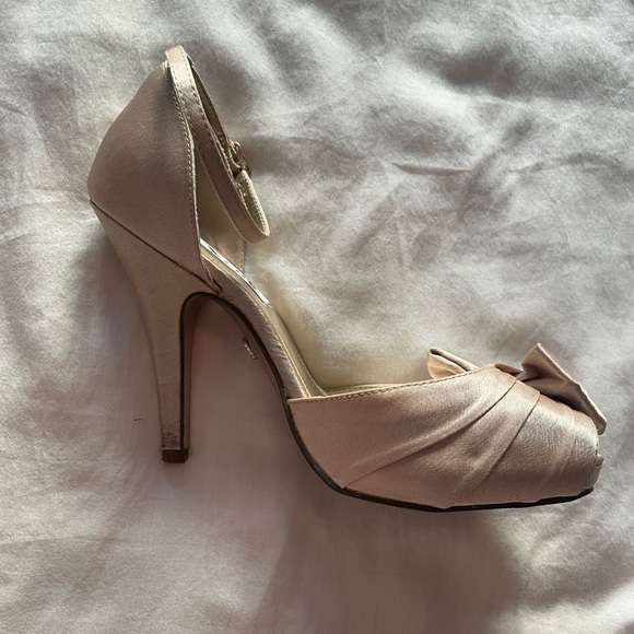 Elegant Gold Bow Nina Heels - Picture 4 of 10